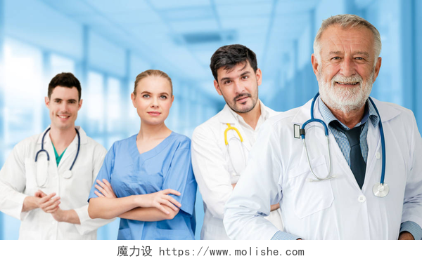 蓝色背景下的四个医生医护人员组。与其他医生、护士和外科医生一起在医院办公室或诊所工作的专业医生。医疗技术研究院和医生员工服务理念.